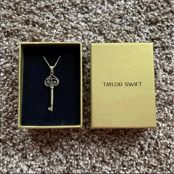 Taylor Swift Silver Key Necklace - Picture 4 of 12